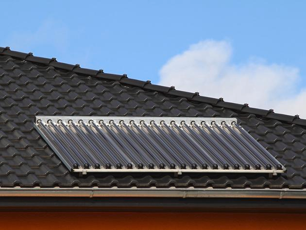Solaranlage, Röhrenkollektor auf Dach, umweltfreundlich